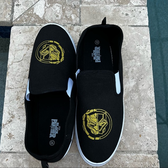 Marvel Black Panther Gold Symbol Slip-On - Picture 7 of 12